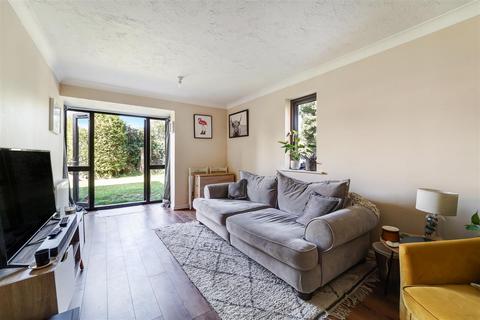 5 Farriers Close, Epsom, KT17 1LS