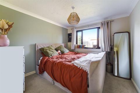 5 Farriers Close, Epsom, KT17 1LS