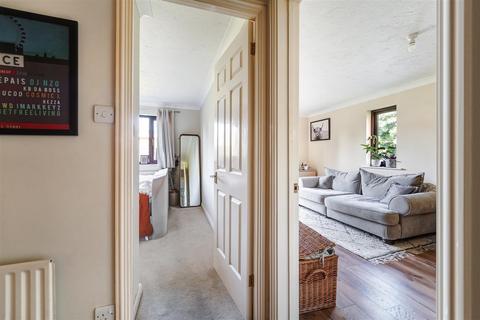 5 Farriers Close, Epsom, KT17 1LS