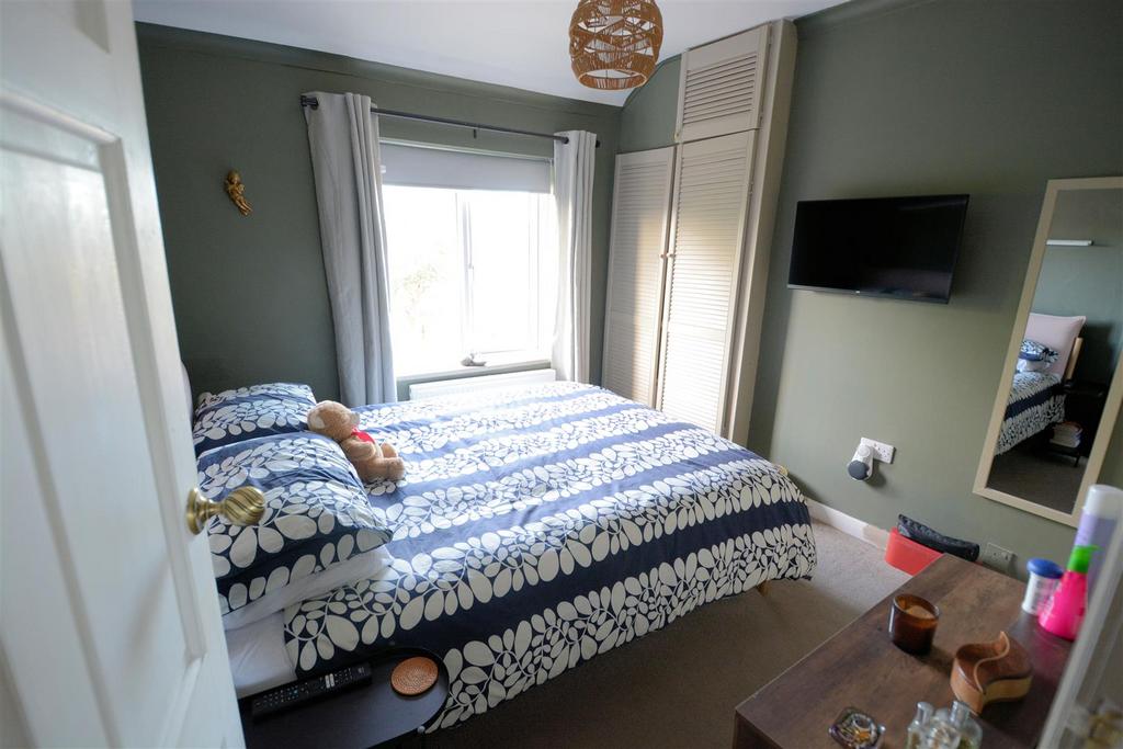 Cliffe Bedroom 2.jpg