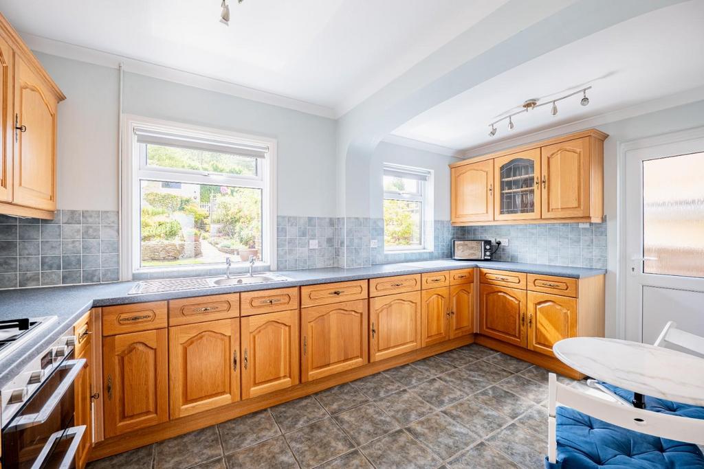 Kitchen breakfast area.jpg