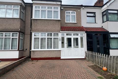 4 bedroom terraced house to rent, Kingsmead Avenue, London NW9