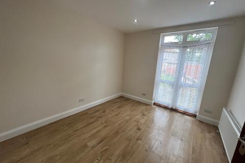 4 bedroom terraced house to rent, Kingsmead Avenue, London NW9