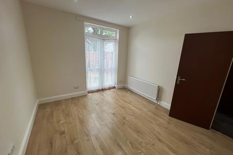 4 bedroom terraced house to rent, Kingsmead Avenue, London NW9