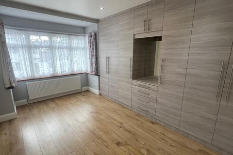 4 bedroom terraced house to rent, Kingsmead Avenue, London NW9