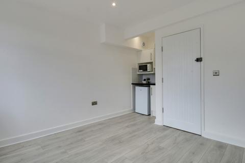 Studio to rent, Welling, Kent DA16