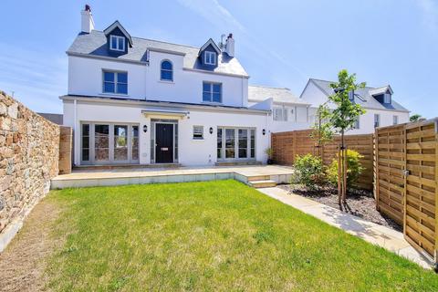 4 bedroom semi-detached house to rent, 1 Elizabeth Drive, St Clement