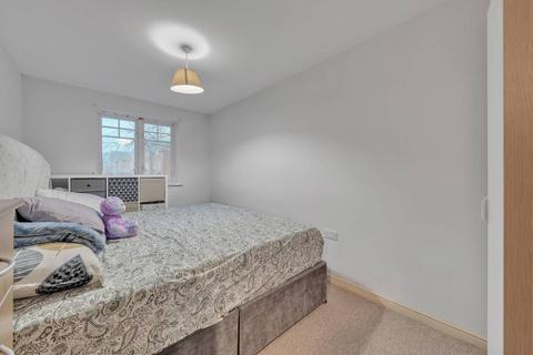 2 bedroom flat for sale, Priory Fields, Watford, WD17