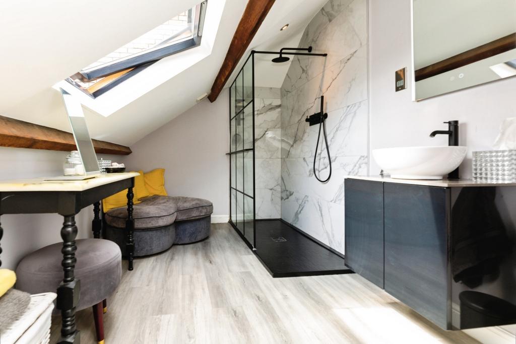 Pbox-bathroom-333381.jpg