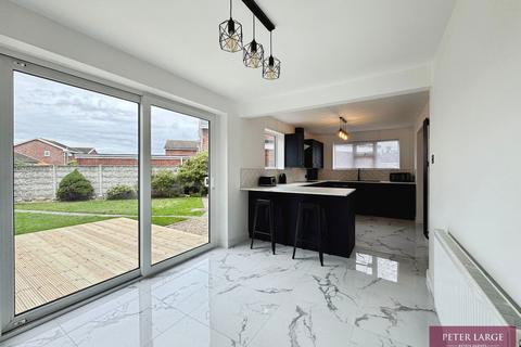 4 bedroom detached house for sale, 2 Llys Tudur, Rhyl, LL18 4AX