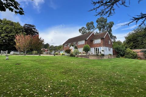 Midhurst Road, Fernhurst, GU27