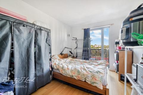 2 bedroom flat for sale, Deals Gateway, London SE13