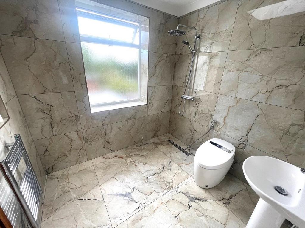 SHOWER ROOM 1.jpg