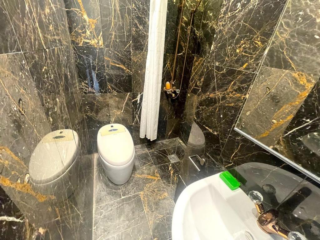 SHOWER ROOM 4.jpg