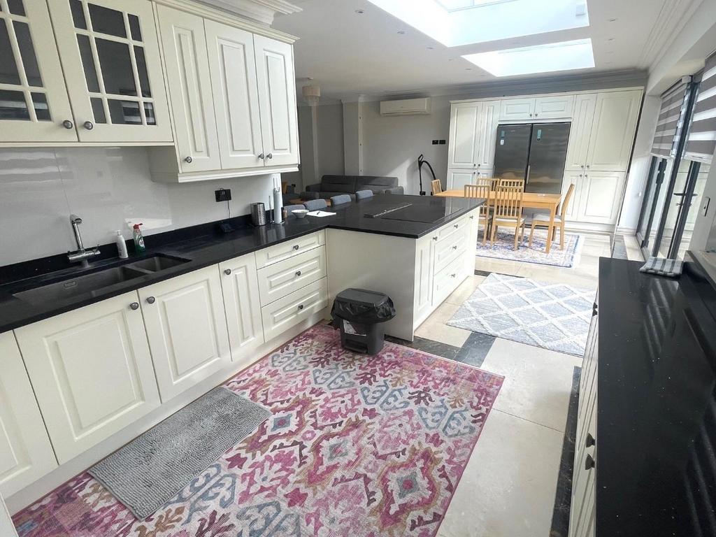 KITCHEN 2.jpg