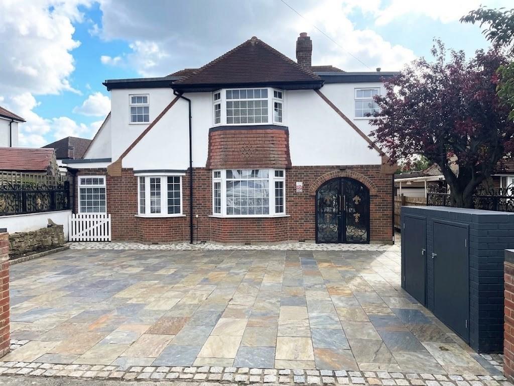 Detached house exterior, driveway