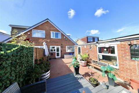 3 bedroom semi-detached house for sale, Thorndale, Hull