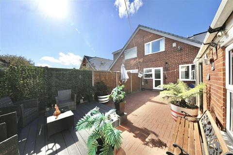 3 bedroom semi-detached house for sale, Thorndale, Hull