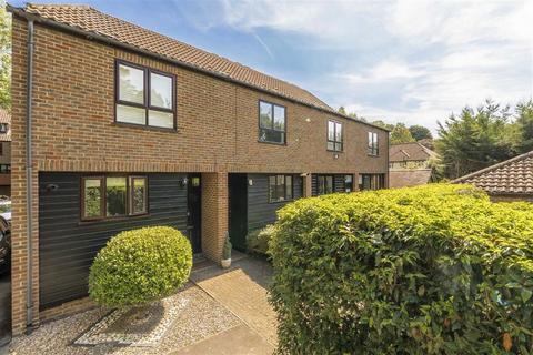 2 Sycamore Way, Teddington, TW11 9QQ