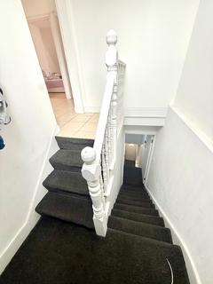 2 bedroom flat to rent, London NW10