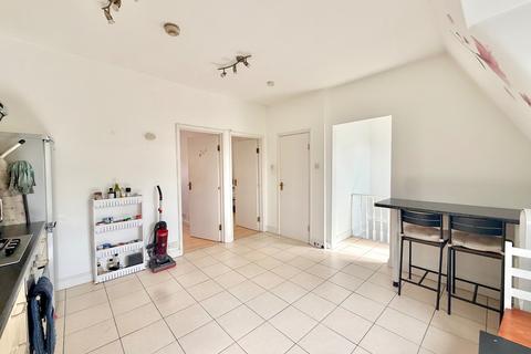 2 bedroom flat to rent, London NW10