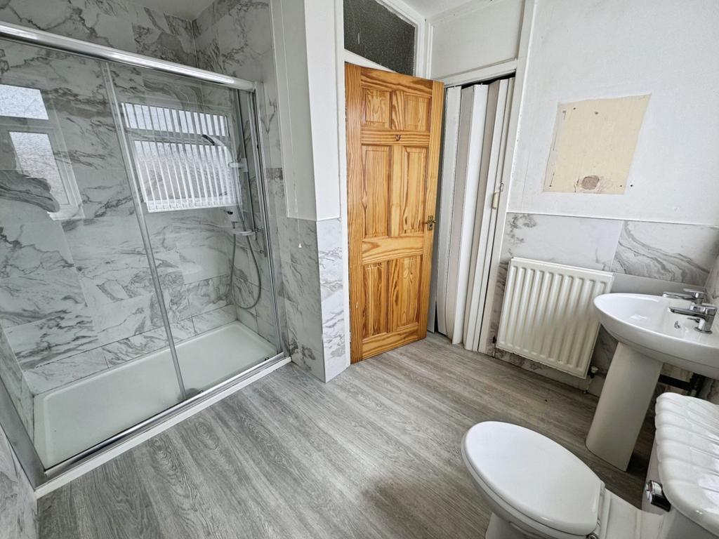 Pbox-bathroom-335321.jpg