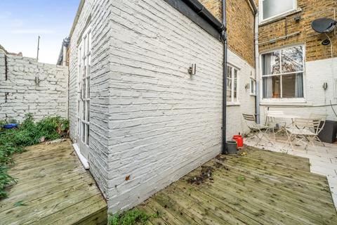 2 bedroom flat to rent, Sandmere Road, London, SW4