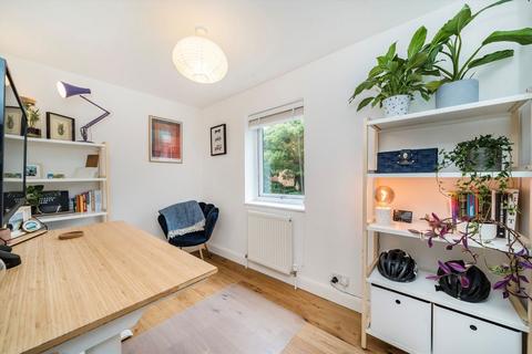 2 bedroom flat for sale, Beardsley Way, London W3