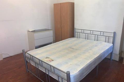 1 bedroom in a house share to rent, Grove Green Road, London