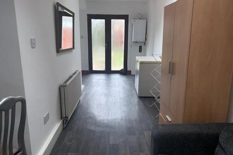 1 bedroom in a house share to rent, Grove Green Road, London
