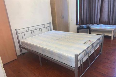 1 bedroom in a house share to rent, Grove Green Road, London