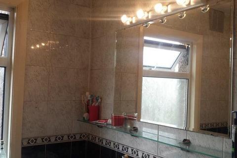 1 bedroom in a house share to rent, Grove Green Road, London