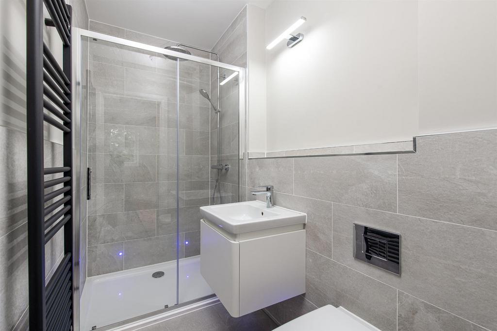 Bedroom1 Ensuite.jpg