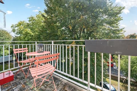 2 bedroom flat for sale, Queens Gate Gardens, London, SW15