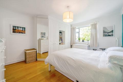 2 bedroom flat for sale, Queens Gate Gardens, London, SW15