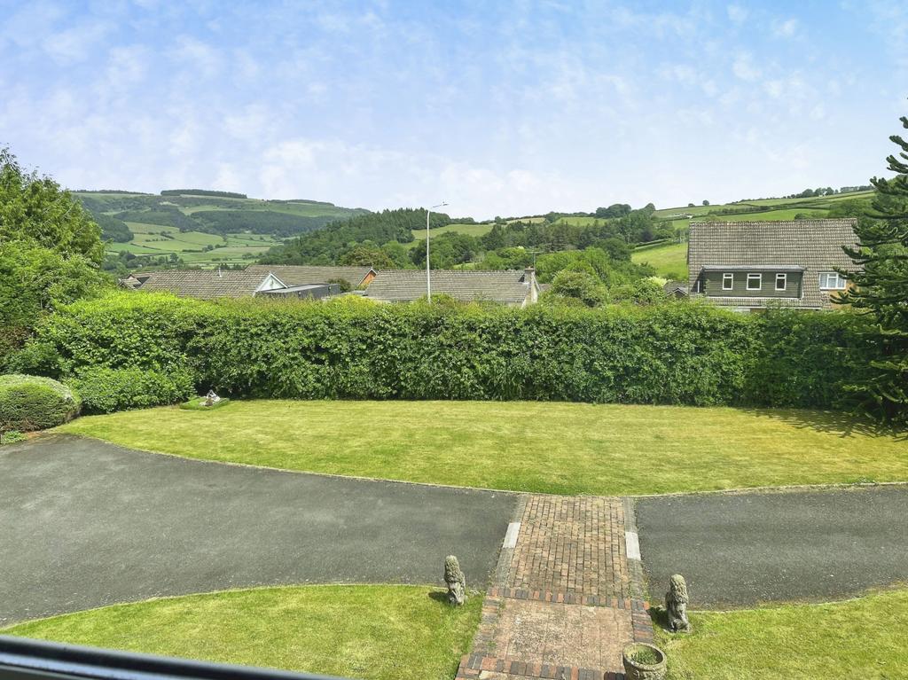 Modern Detached 4 Bedroom Property