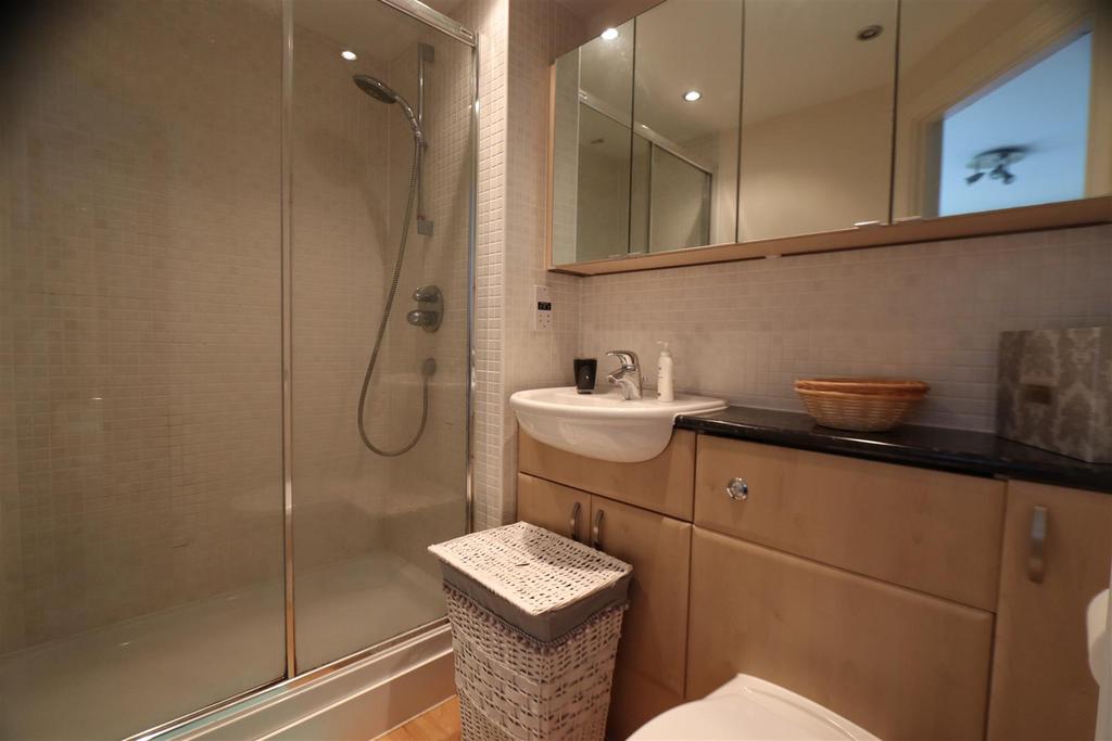 Bed 1 ensuite.JPG