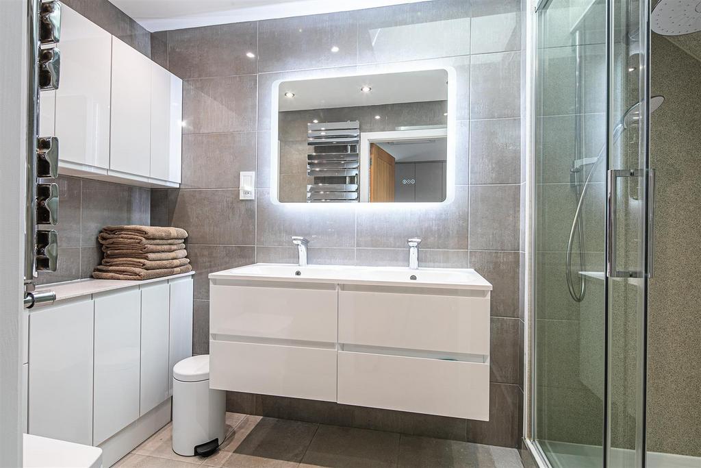 Ensuite to principal bedroom