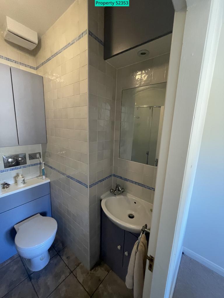 Ensuite, shower, loo, basin,,,,, heated mirror