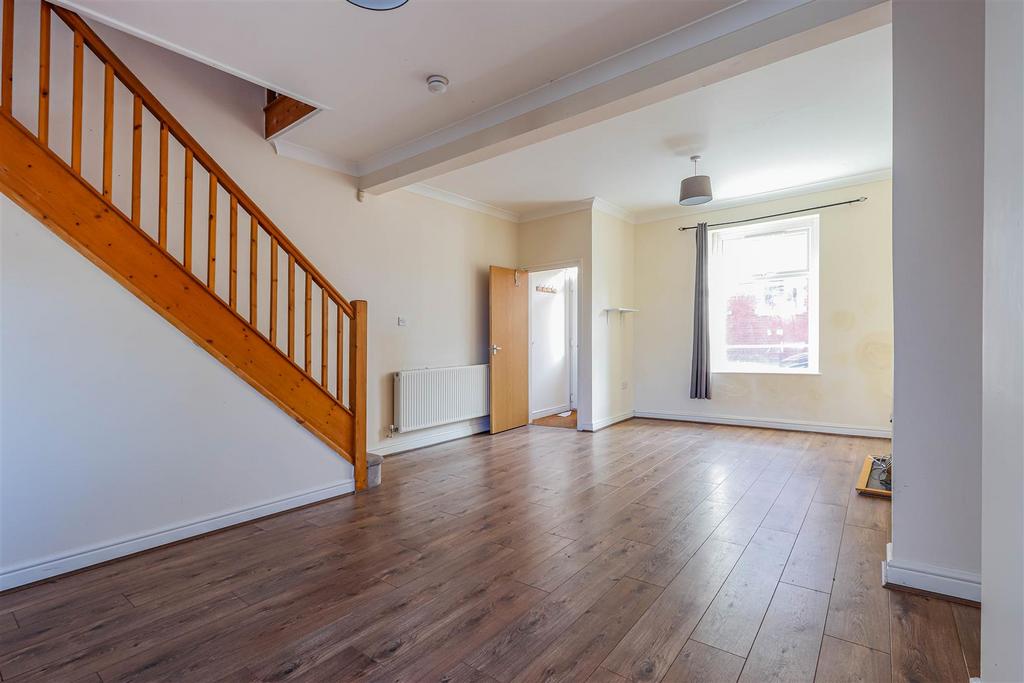 82 Phyllis St -6.jpg