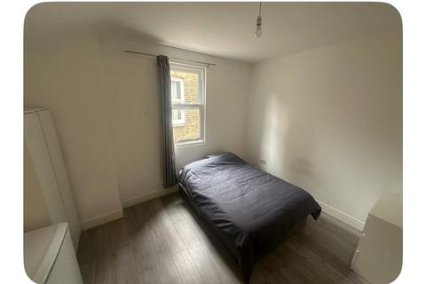 Studio to rent, 54 Valley Road, Bromley, BR2