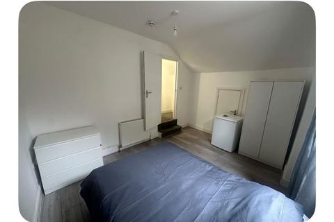 Studio to rent, 54 Valley Road, Bromley, BR2