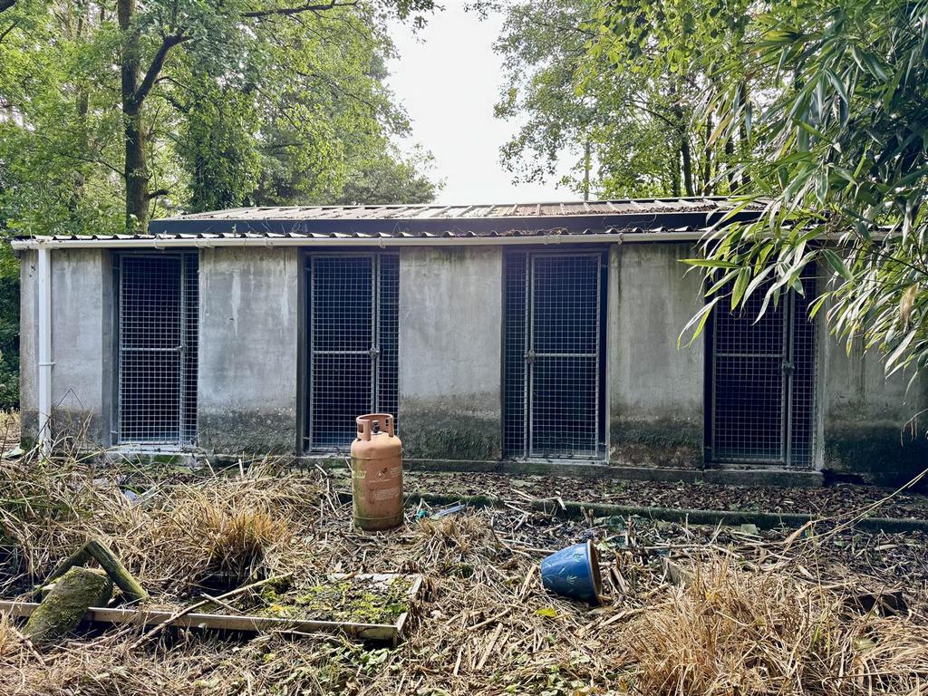 7 Dog Kennels