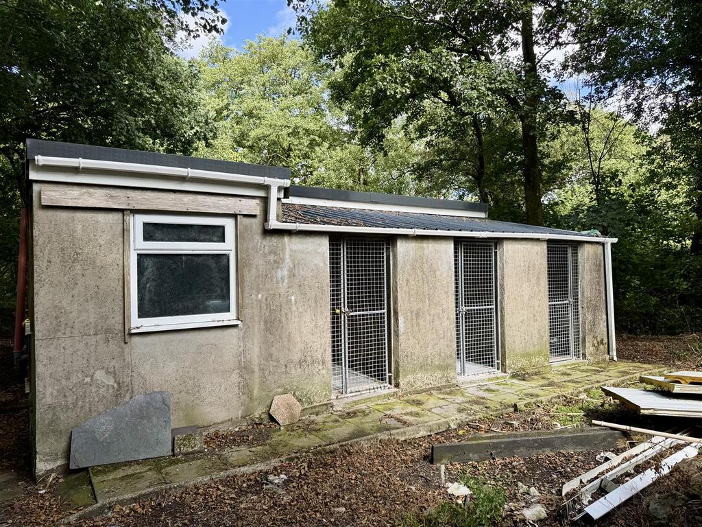 7 Dog Kennels
