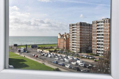 2 bedroom flat to rent, Grand Avenue, Hove