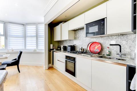2 bedroom flat to rent, Grand Avenue, Hove