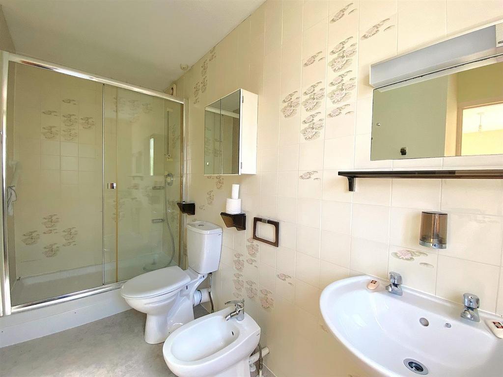 15 Portfield Close - En Suite.jpg