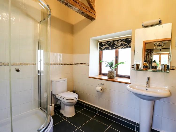 Bathroom cottage 1