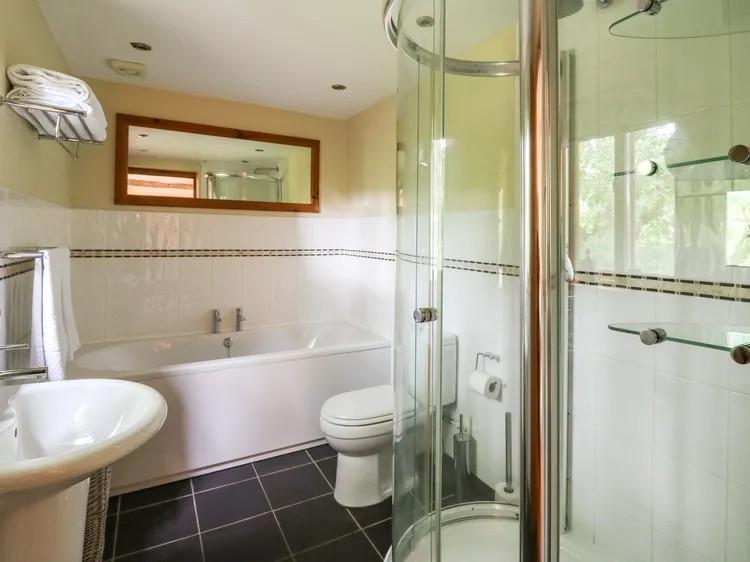 Bathroom cottage 2