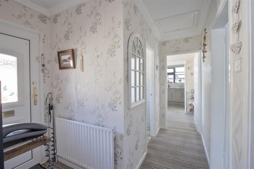 'L' Shaped Entrance Hall